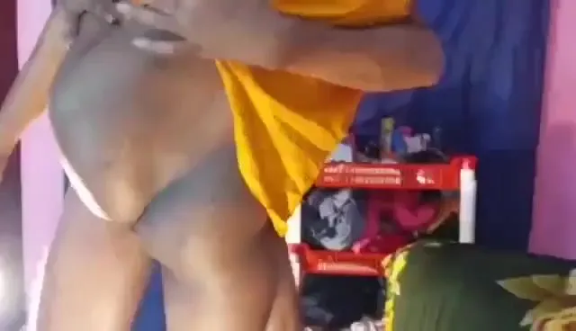 কোলে তুলে মারছে